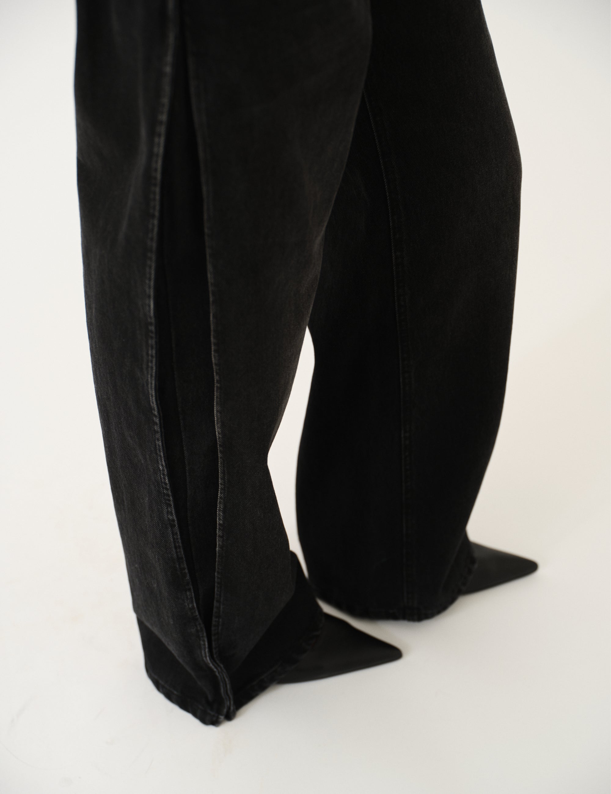 Darcy Barrel Jeans Washed Black Denim 24 / Washed Black Denim